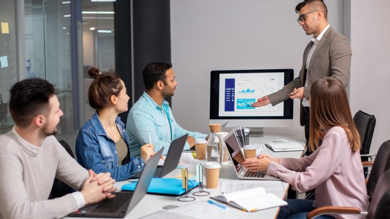 How do organizations use online aptitude tests to assess candidates?